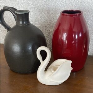 Elegant Black and Red Vase Set with Swan Accent